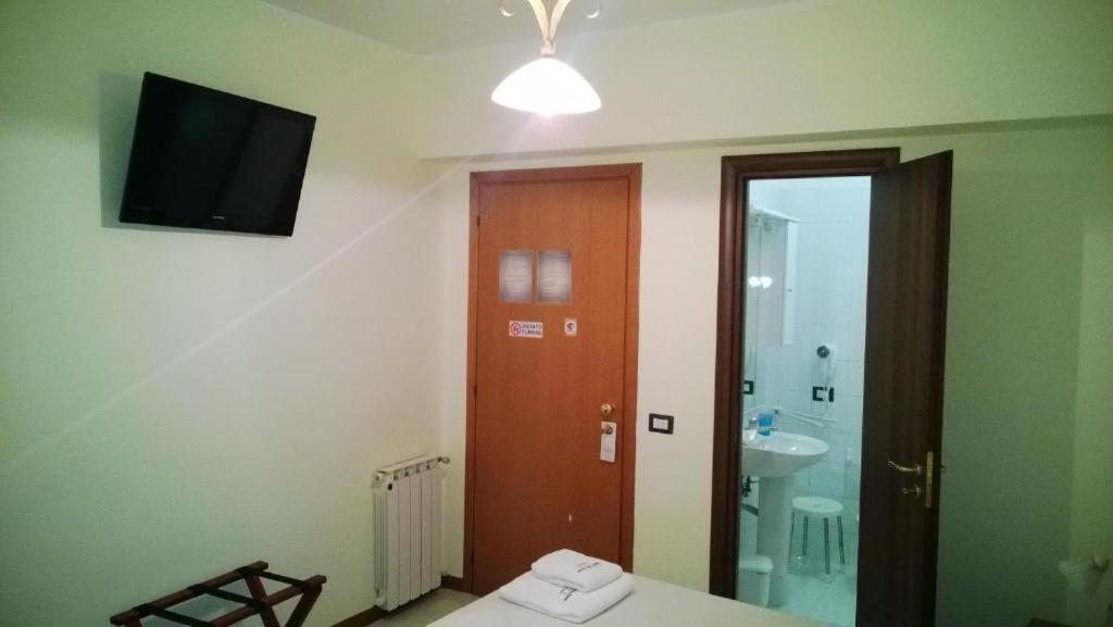 Bb Dante Bed & Breakfast Messina Bagian luar foto